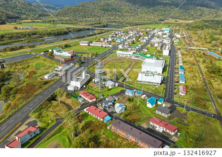 北海道・音威子府村の中心部と川沿いの町並みを上空から撮影した空撮写真 北海道・音威子府村の中心部と川沿いの町並みを上空から撮影した空撮写真 132416927