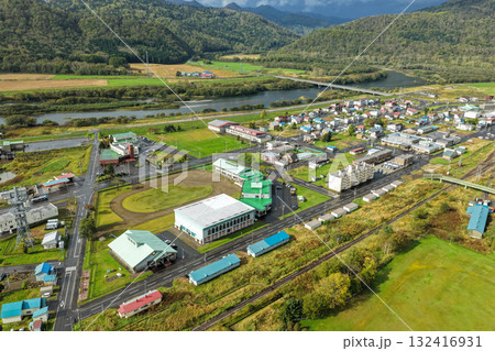 北海道・音威子府村の中心部と川沿いの町並みを上空から撮影した空撮写真 132416931