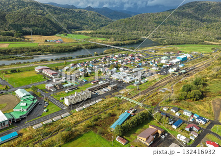北海道・音威子府村の中心部と川沿いの町並みを上空から撮影した空撮写真 北海道・音威子府村の中心部と川沿いの町並みを上空から撮影した空撮写真 132416932
