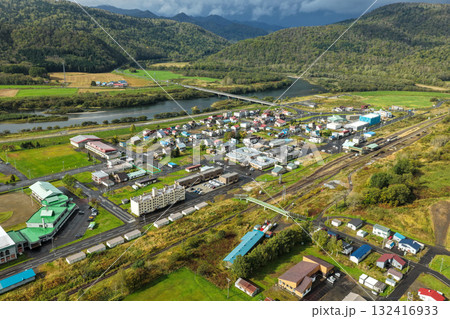 北海道・音威子府村の中心部と川沿いの町並みを上空から撮影した空撮写真 北海道・音威子府村の中心部と川沿いの町並みを上空から撮影した空撮写真 132416933