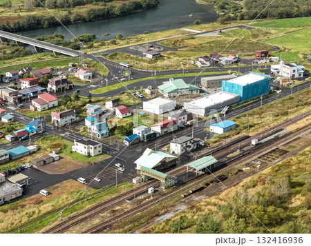 北海道・音威子府村の中心部と川沿いの町並みを上空から撮影した空撮写真 北海道・音威子府村の中心部と川沿いの町並みを上空から撮影した空撮写真 132416936