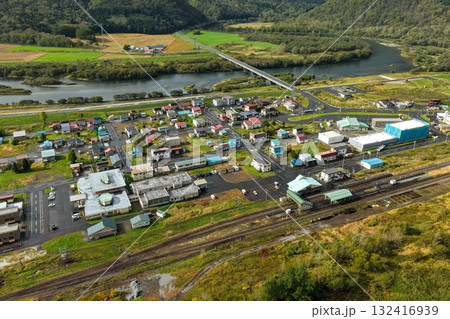 北海道・音威子府村の中心部と川沿いの町並みを上空から撮影した空撮写真 北海道・音威子府村の中心部と川沿いの町並みを上空から撮影した空撮写真 132416939