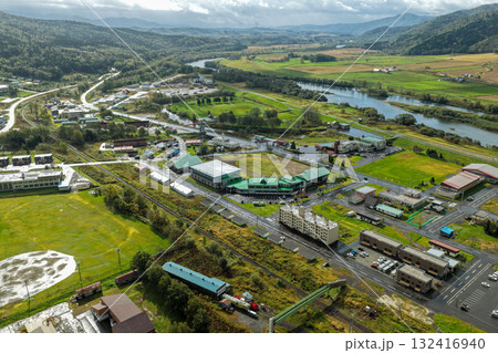 北海道・音威子府村の中心部と川沿いの町並みを上空から撮影した空撮写真 132416940
