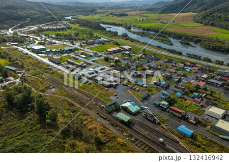 北海道・音威子府村の中心部と川沿いの町並みを上空から撮影した空撮写真 132416942