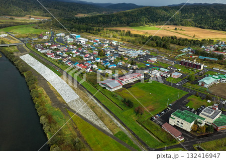 北海道・音威子府村の中心部と川沿いの町並みを上空から撮影した空撮写真 北海道・音威子府村の中心部と川沿いの町並みを上空から撮影した空撮写真 132416947