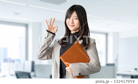 OKポーズをする笑顔の女性 132417059