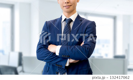 腕組みをする笑顔の男性ビジネスマン 132417062