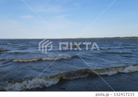 春の夕方の小川原湖　青森 132417215