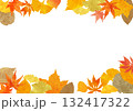 色とりどりに紅葉した落ち葉のフレーム　ぬくもりのある手描き水彩タッチのイラスト 132417322