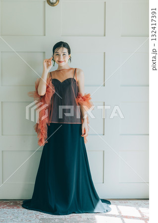黒いウェディングドレスを着てメイクアップした女性 黒いウェディングドレスを着てメイクアップした女性 132417391