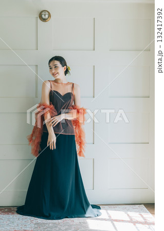 黒いウェディングドレスを着てメイクアップした女性 黒いウェディングドレスを着てメイクアップした女性 132417392