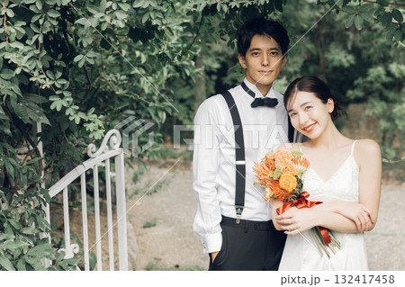 庭園でのウェディングフォト 132417458