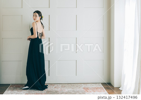 黒いウェディングドレスを着た女性 132417496