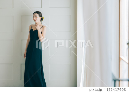 黒いウェディングドレスを着た女性 132417498