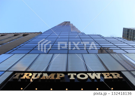 ニューヨーク冬の街並みとクリスマスイルミネーション観光風景、お土産、NintendoやTiffany 132418136