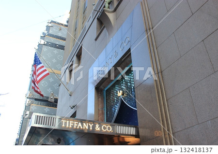 ニューヨーク冬の街並みとクリスマスイルミネーション観光風景、お土産、NintendoやTiffany 132418137