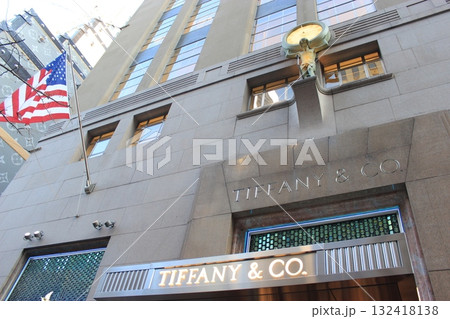 ニューヨーク冬の街並みとクリスマスイルミネーション観光風景、お土産、NintendoやTiffany 132418138