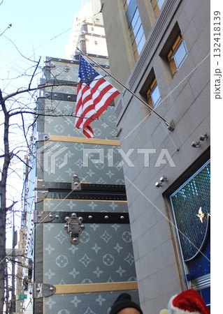 ニューヨーク冬の街並みとクリスマスイルミネーション観光風景、お土産、NintendoやTiffany 132418139