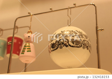 ニューヨーク冬の街並みとクリスマスイルミネーション観光風景、お土産、NintendoやTiffany 132418153