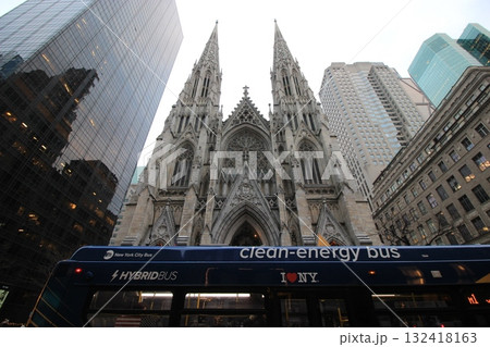 ニューヨーク冬の街並みとクリスマスイルミネーション観光風景、お土産、NintendoやTiffany 132418163