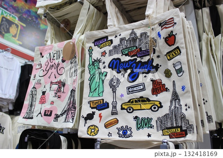 ニューヨーク冬の街並みとクリスマスイルミネーション観光風景、お土産、NintendoやTiffany 132418169