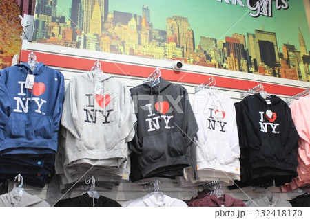 ニューヨーク冬の街並みとクリスマスイルミネーション観光風景、お土産、NintendoやTiffany 132418170