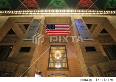 ニューヨーク冬の街並みとクリスマスイルミネーション観光風景、お土産、NintendoやTiffany 132418176