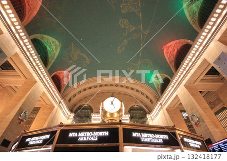 ニューヨーク冬の街並みとクリスマスイルミネーション観光風景、お土産、NintendoやTiffany 132418177