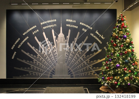 ニューヨーク冬の街並みとクリスマスイルミネーション観光風景、お土産、NintendoやTiffany 132418199