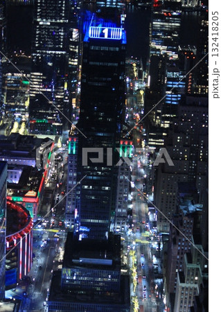 ニューヨーク冬の街並みとクリスマスイルミネーション観光風景、お土産、NintendoやTiffany 132418205