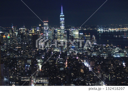 ニューヨーク冬の街並みとクリスマスイルミネーション観光風景、お土産、NintendoやTiffany 132418207