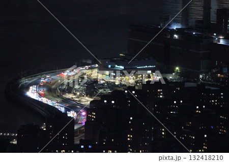 ニューヨーク冬の街並みとクリスマスイルミネーション観光風景、お土産、NintendoやTiffany 132418210