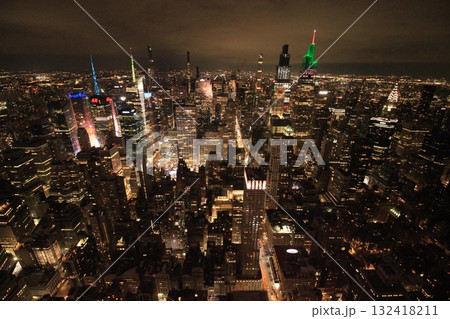 ニューヨーク冬の街並みとクリスマスイルミネーション観光風景、お土産、NintendoやTiffany 132418211