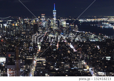 ニューヨーク冬の街並みとクリスマスイルミネーション観光風景、お土産、NintendoやTiffany 132418213