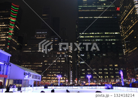 ニューヨーク冬の街並みとクリスマスイルミネーション観光風景、お土産、NintendoやTiffany ニューヨーク冬の街並みとクリスマスイルミネーション観光風景、お土産、NintendoやTiffany 132418214