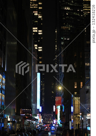 ニューヨーク冬の街並みとクリスマスイルミネーション観光風景、お土産、NintendoやTiffany 132418216