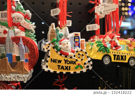 ニューヨーク冬の街並みとクリスマスイルミネーション観光風景、お土産、NintendoやTiffany 132418222