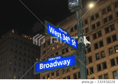 ニューヨーク冬の街並みとクリスマスイルミネーション観光風景、お土産、NintendoやTiffany 132418228