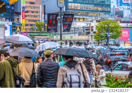 日本の東京都市景観「迷惑禁止 禁止だよ！迷惑ハロウィーン」。外国人観光客で賑わう渋谷＝26日 132418237