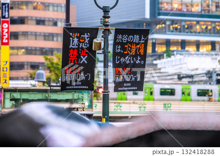 日本の東京都市景観「迷惑禁止 禁止だよ！迷惑ハロウィーン」。外国人観光客で賑わう渋谷＝26日 132418288