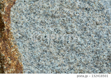表面に凸凹と茶色い縞模様のある青白い石のテクスチャー 表面に凸凹と茶色い縞模様のある青白い石のテクスチャー 132418501