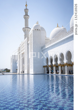 Vertical shot of beautiful white mosque with water in foreground, United Arab Emirates Vertical shot of beautiful white mosque with water in foreground, United Arab Emirates 132418926