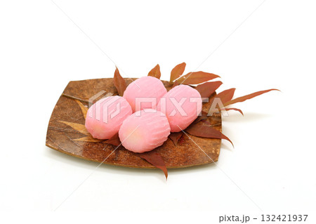 白背景の菓子皿にのせたすあま 白背景の菓子皿にのせたすあま 132421937