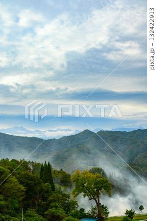 野焼きの煙と奥に見える後立山連峰【長野市大岡】 野焼きの煙と奥に見える後立山連峰【長野市大岡】 132422913