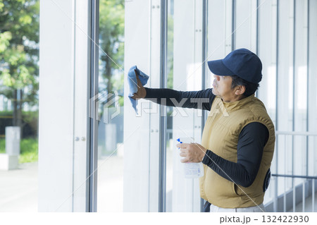 ビルの清掃員 ビルの清掃員 132422930