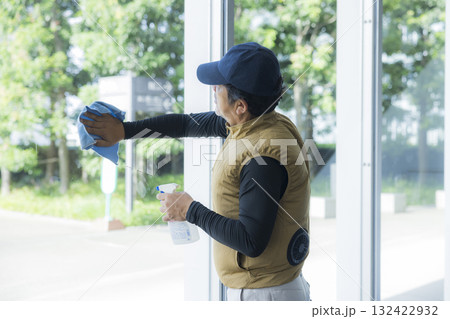 ビルの清掃員 ビルの清掃員 132422932