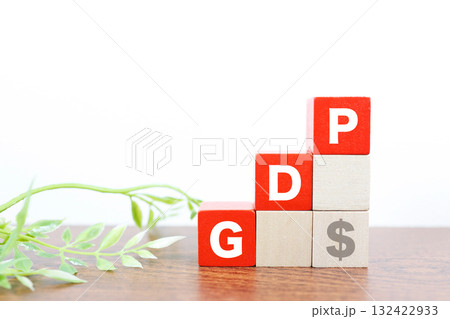 GDP上昇のイメージ。積み木とドル記号で示す経済成長。 GDP上昇のイメージ。積み木とドル記号で示す経済成長。 132422933