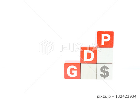 GDP上昇のイメージ。積み木とドル記号で示す経済成長。 GDP上昇のイメージ。積み木とドル記号で示す経済成長。 132422934