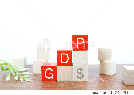 GDP上昇のイメージ。積み木とドル記号で示す経済成長。 GDP上昇のイメージ。積み木とドル記号で示す経済成長。 132422935