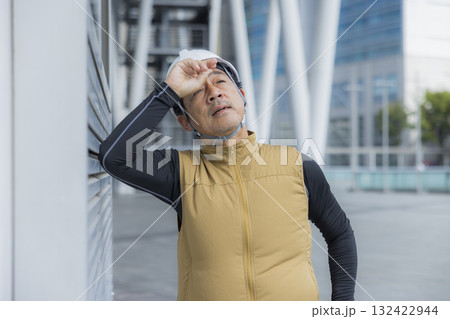 熱中症の空調ベスト作業着の男性 132422944